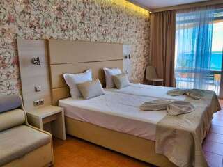 Отель Aphrodite Beach Hotel Несебр Двухместный номер с 2 отдельными кроватями, видом на море и балконом-4